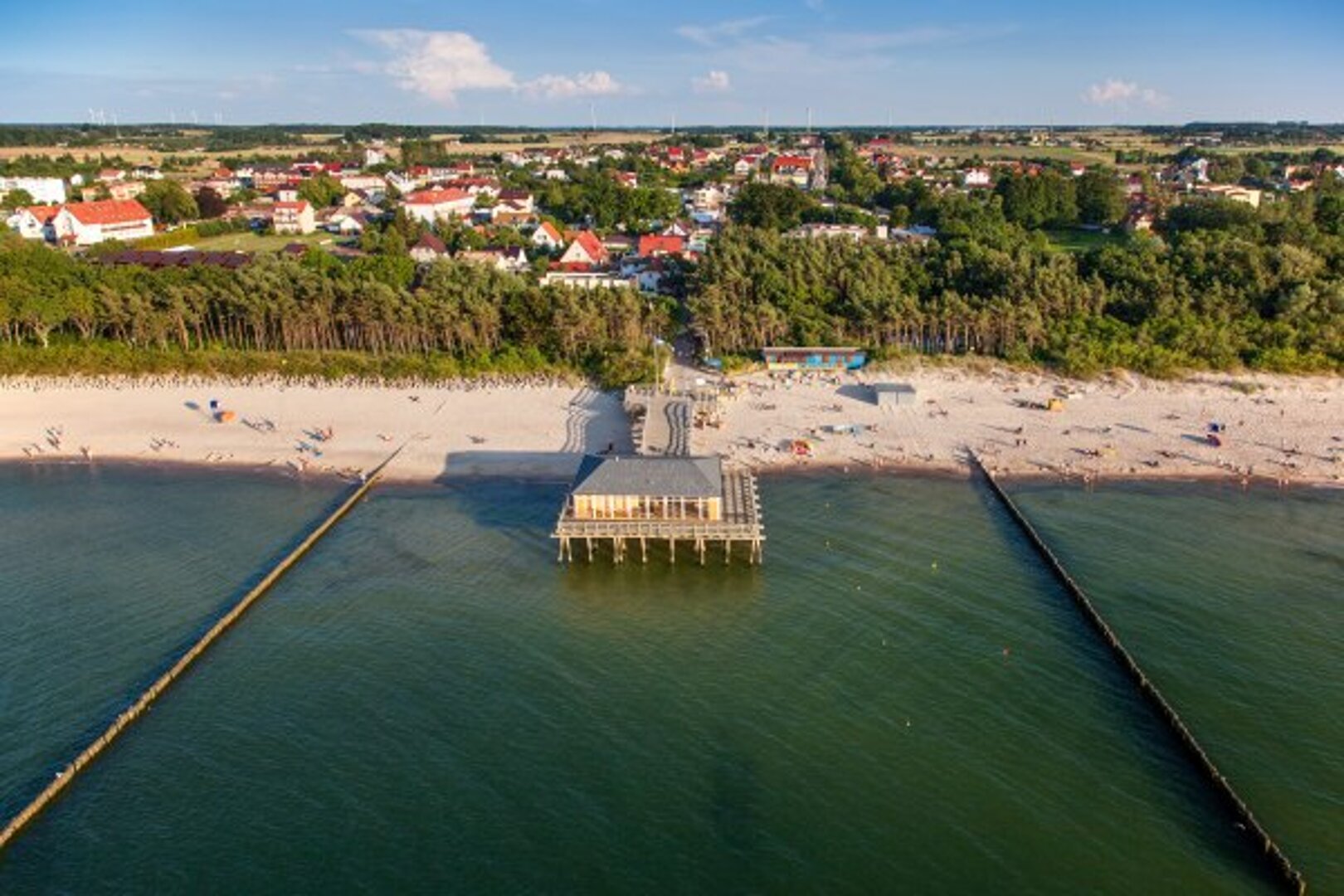 Ustronie Morskie i plaża z lotu ptaka